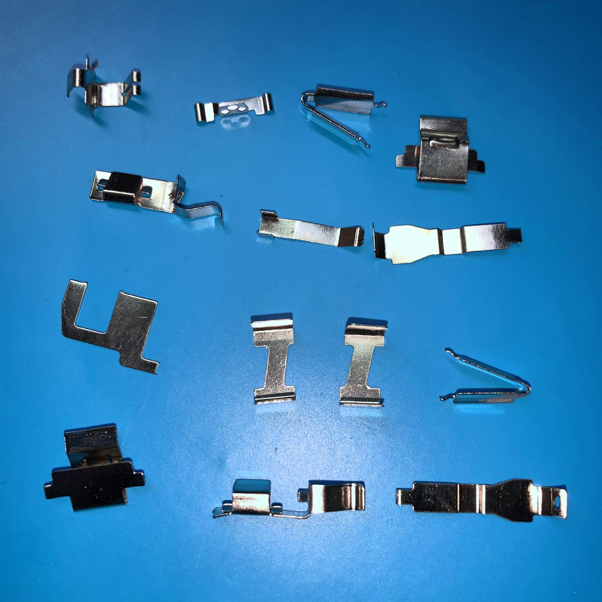 Supply stainless steel and manganese steel stamping spring plates, 65mn spring steel plates, V-shaped beryllium copper contact spring plates details Picture
