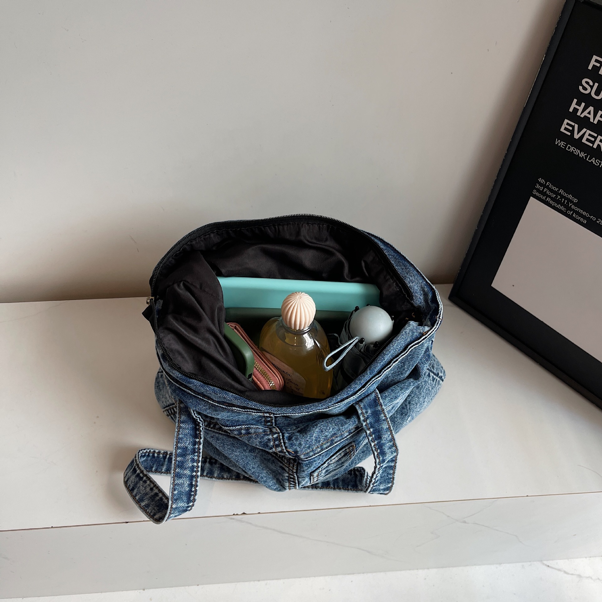 The new high-quality denim bag is casual, simple, lightweight, and suitable for commuting and outdoor fashion. It is a versatile crossbody bag Application Scenario