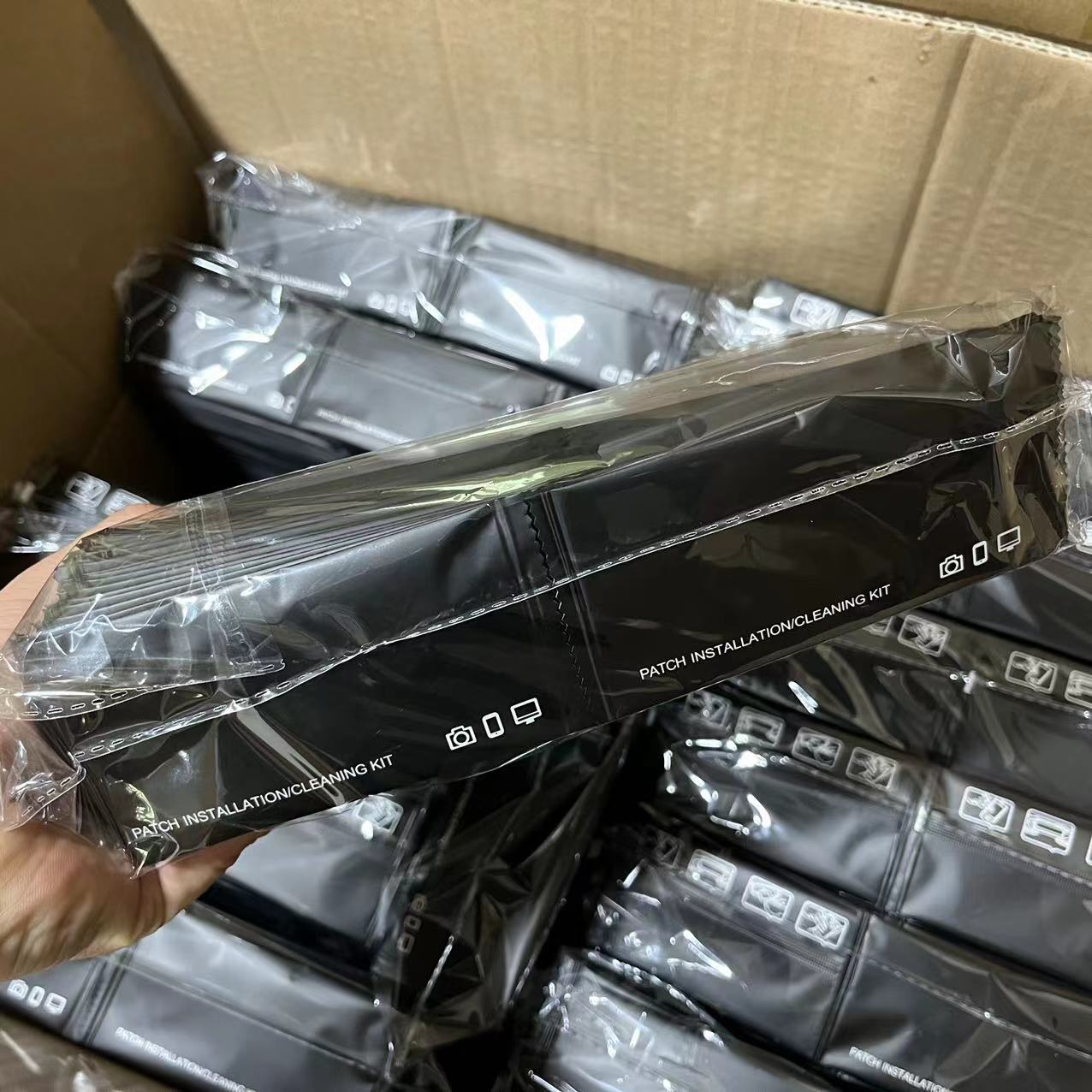 Manufacturer's in-stock tempered film application auxiliary tool kit, three-piece mobile phone film application set, mobile phone film application alcohol bag Specification drawing