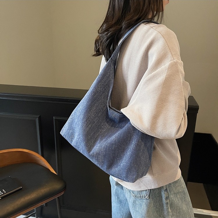 Intellectual, simple and casual commuting tote bag, new summer style, niche and individual underarm bag, retro and simple single-shoulder bag full figure