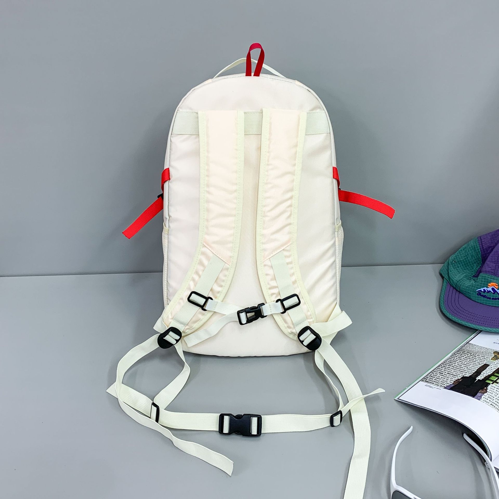 A new high-appearation-level outdoor commuting hiking bag for both men and women, a multi-purpose casual and versatile backpack with a large capacity Specification drawing
