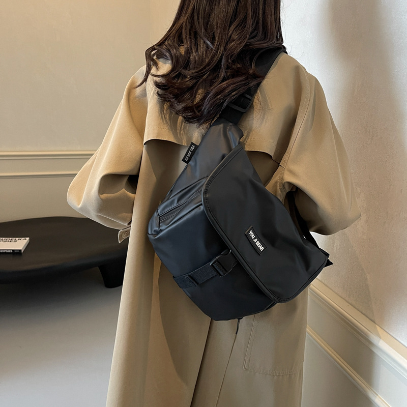 2025 New large-capacity commuter crossbody bag, women's sporty trend, ins single-shoulder bag, elegant underarm bag, men's chest bag details Picture