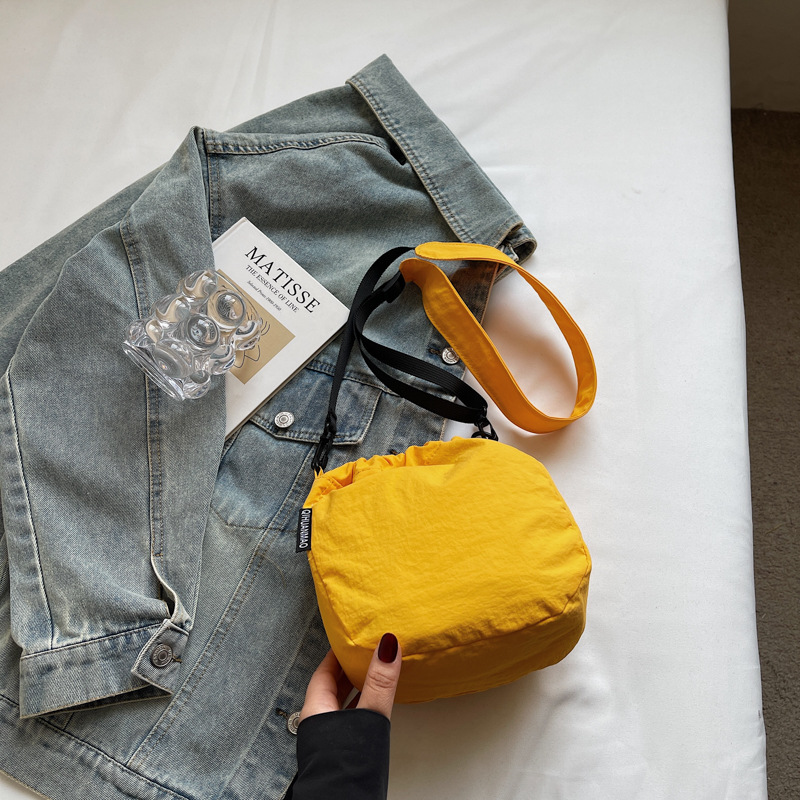 A new high-quality solid-color pleated drawstring bag with a drawstring opening from Korean Instagram, a lightweight tote bag for women's shopping and travel Specification drawing