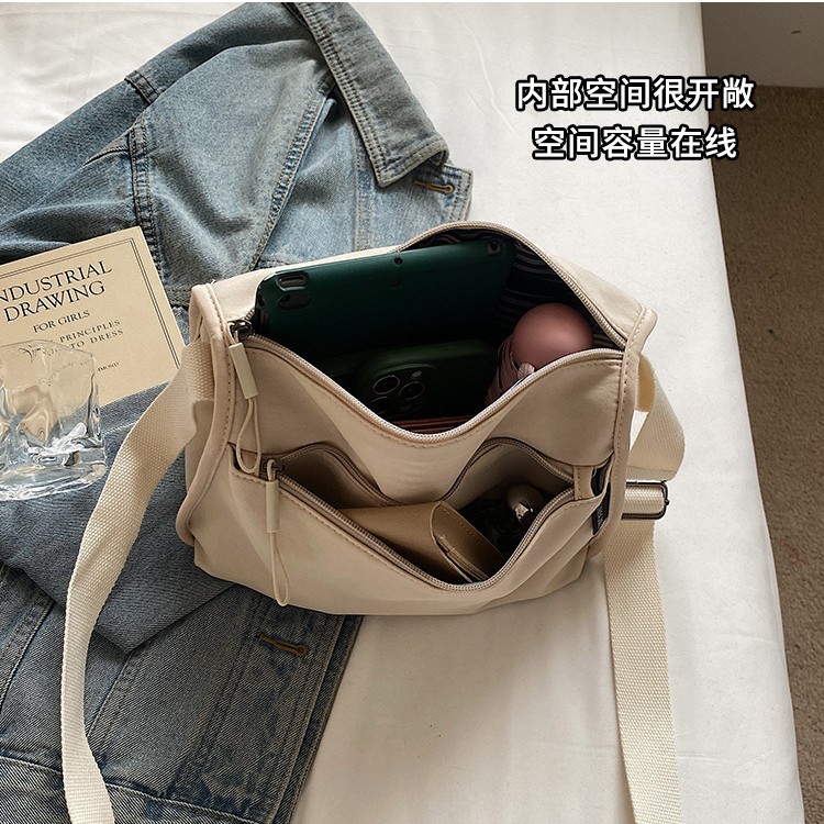 The new canvas bag has a unique design sense. It's a women's single-shoulder bag with a large capacity for commuting and is versatile. It's also a tote bag and a crossbody bag for work Application Scenario