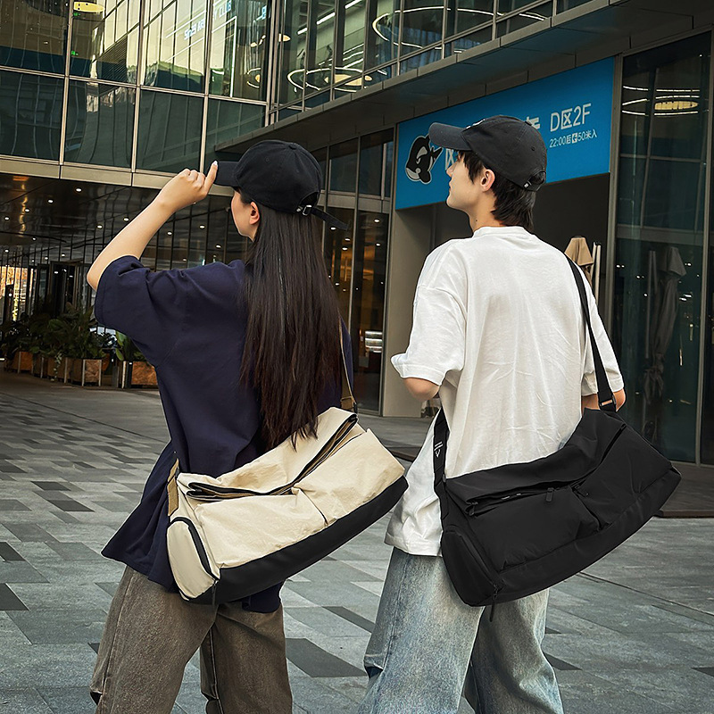 Japanese-style trendy workwear style large-capacity couple casual travel single-shoulder bag, dry and wet separation sports and fitness crossbody bag details Picture