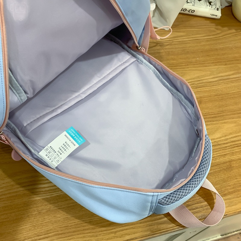 This Korean version of a cute girl's Instagram backpack is lightweight, versatile, and has a large capacity. It's a niche design backpack Application Scenario