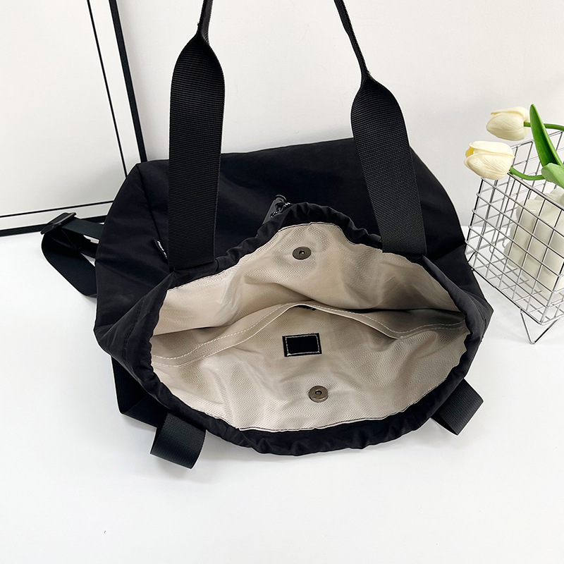 New drawstring backpack with a drawstring for underarm commuting and fitness, large-capacity single-shoulder bag, and versatile handbag for casual sports Application Scenario