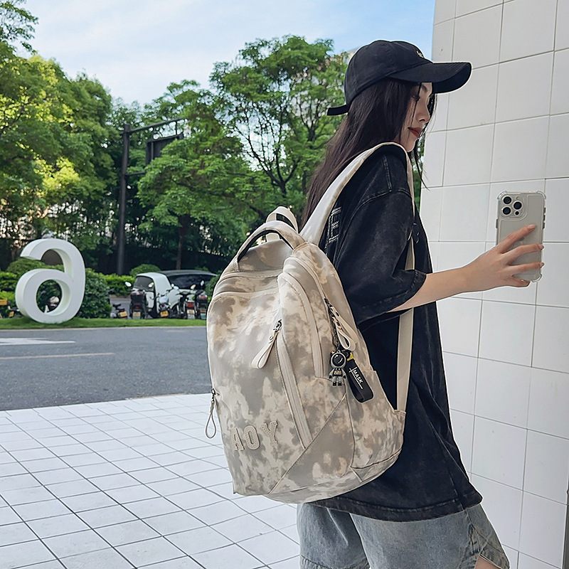A new high-quality, niche dark-patterned gradient color schoolbag for junior and senior high school students, a lightweight and versatile casual outdoor backpack full figure