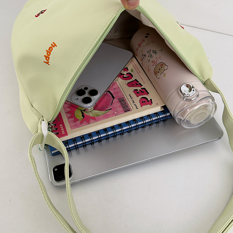 A new high-quality, fresh and cute printed crossbody bag for junior and senior high school students. It is a casual, simple, lightweight and versatile commuting crossbody bag Application Scenario