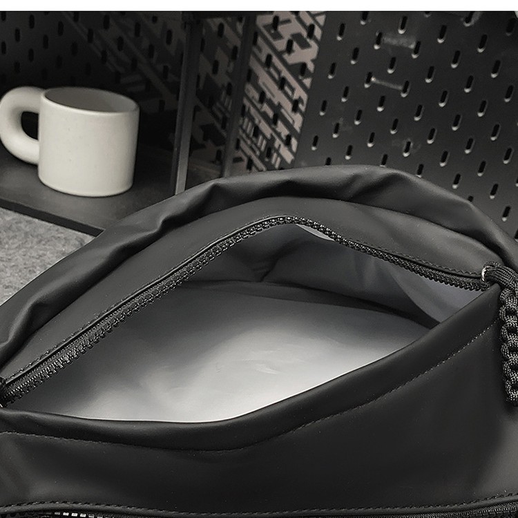 The new forest-style high appearance level dumpling bag is versatile and elegant. It is a solid color single-shoulder bag with a simple Japanese style and a large capacity waterproof backpack Application Scenario