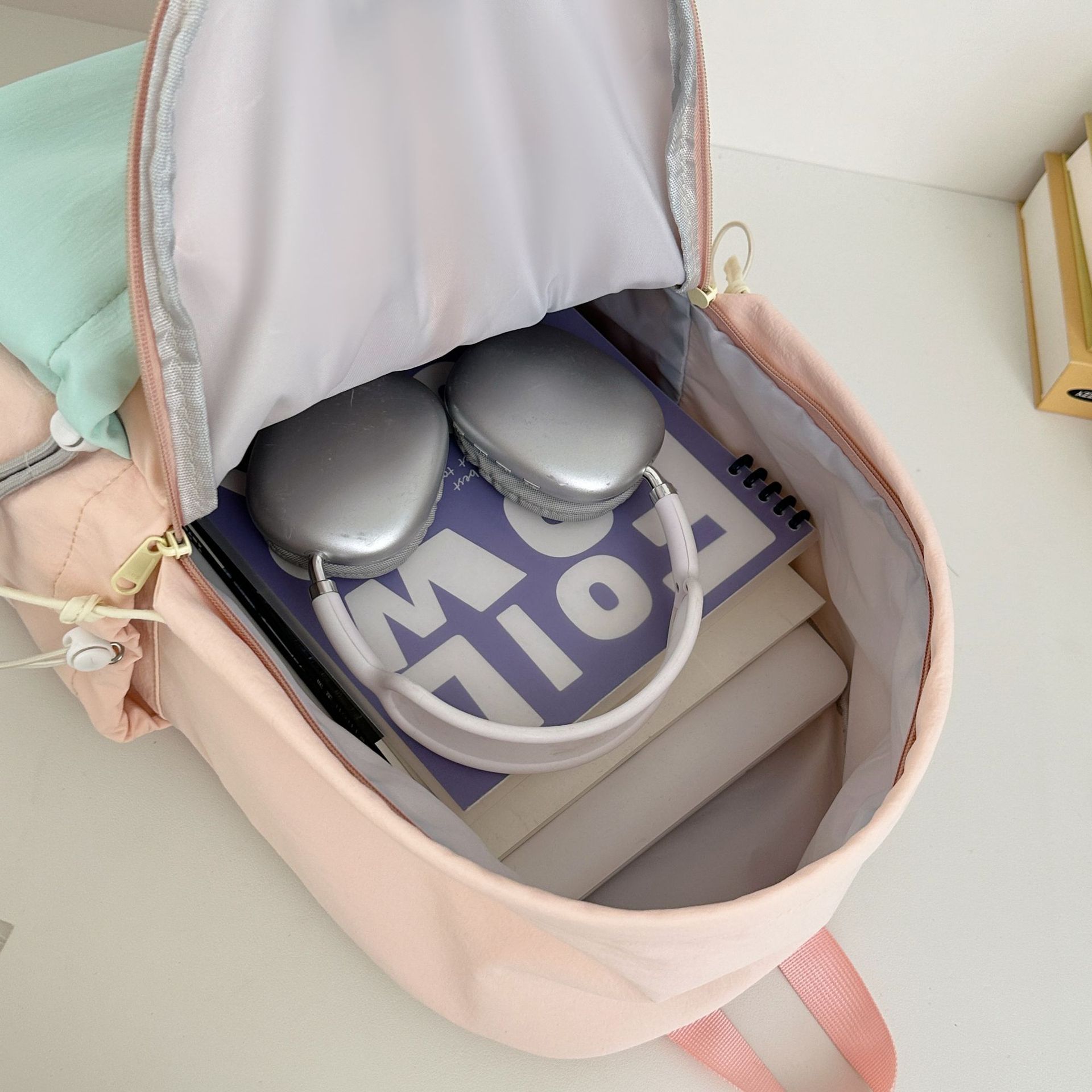 A new Japanese-style ins fresh and sweet color-blocking backpack, a casual, lightweight and large-capacity backpack for junior and senior high school students Application Scenario