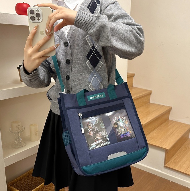 Primary school students carry their after-school bags, girls go out with single-shoulder bags, children are cute, and junior high school students slung their after-school bags diagonally full figure