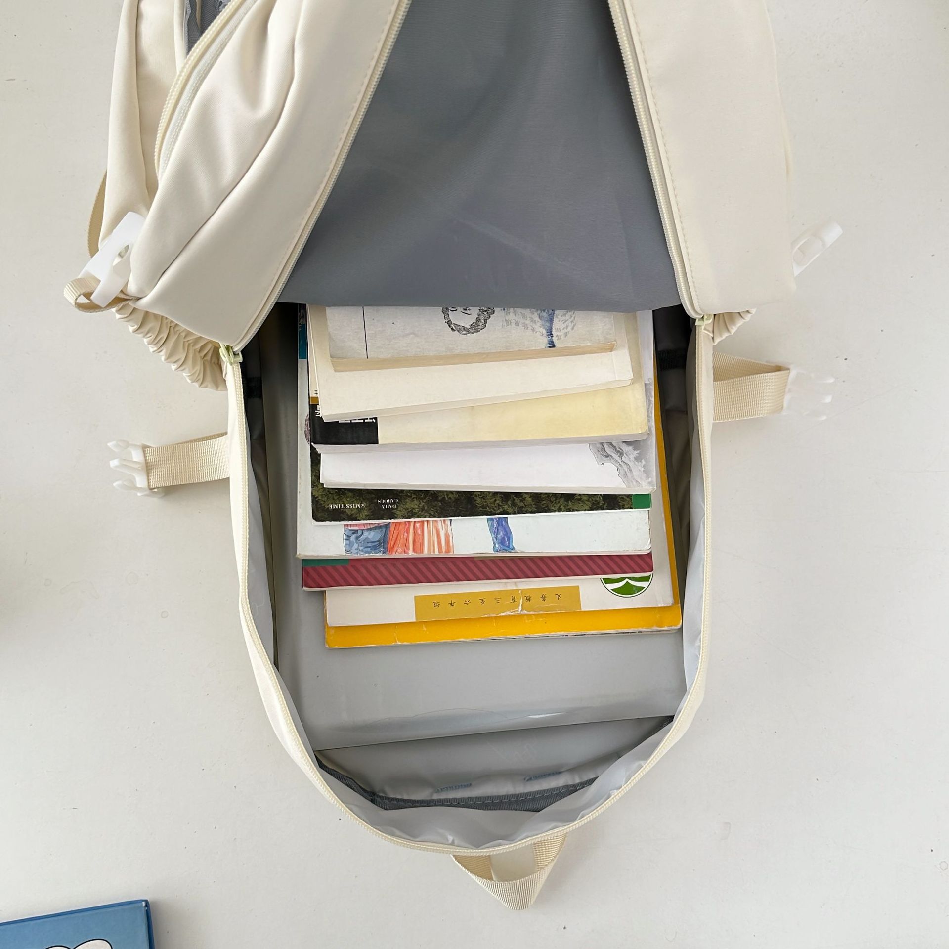 A new Japanese-style, simple and cute, fresh crossbody single-shoulder bag with multiple transparent layers for junior and senior high school students Application Scenario