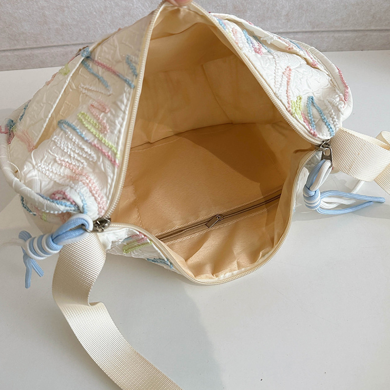 The new stylish and simple Japanese crossbody bag from ins is a versatile and niche single-shoulder bag for girls. It's cute and has a large capacity Application Scenario