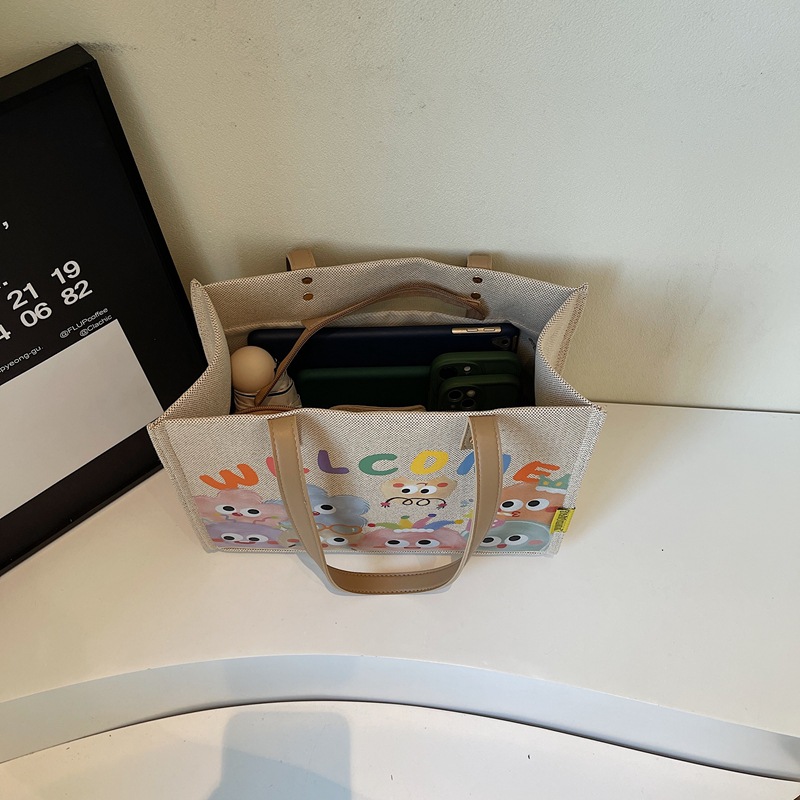 A large-capacity cartoon canvas bag for women, a new style of fashionable shopping bag for going out in 2025, a single-shoulder tote bag for moms Application Scenario