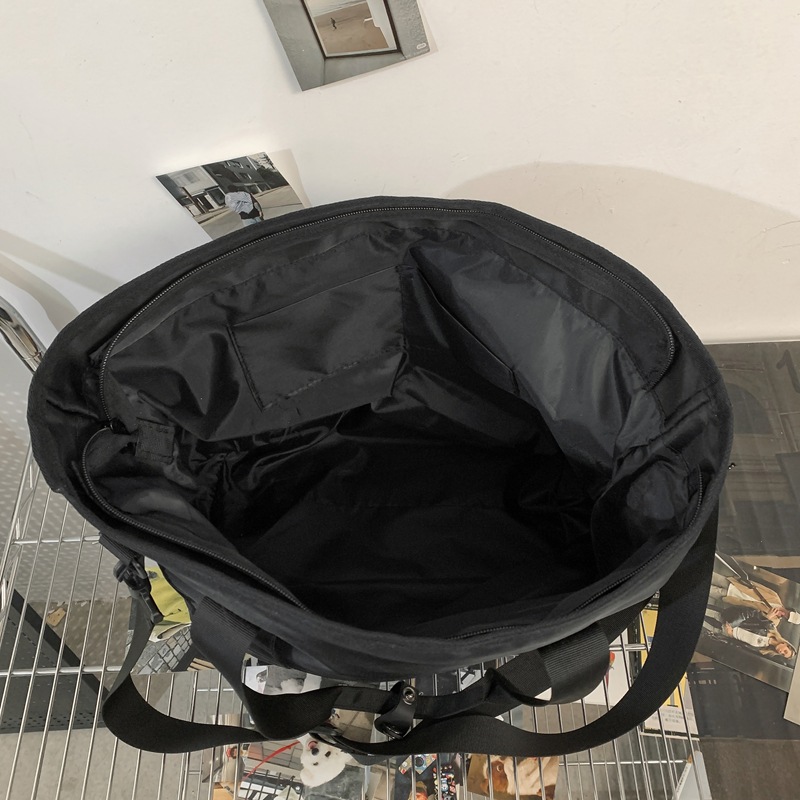 Workwear style large-capacity travel bag, women's sports, fitness and yoga hand-held storage bag, men's commuting bag, single-shoulder crossbody bag Application Scenario