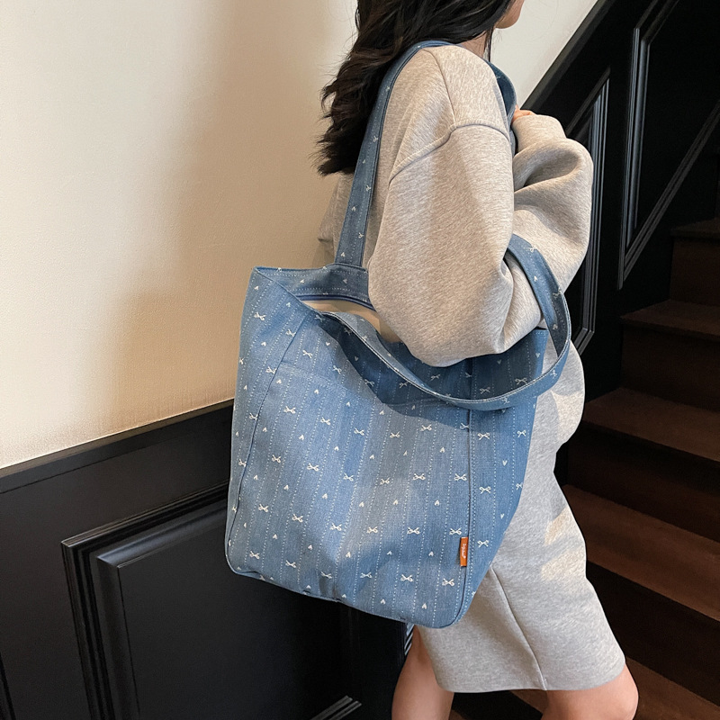 Casual and laid-back tote bag for women 2025 New style, fashionable large-capacity canvas commuting bag, versatile single-shoulder bag for classes full figure