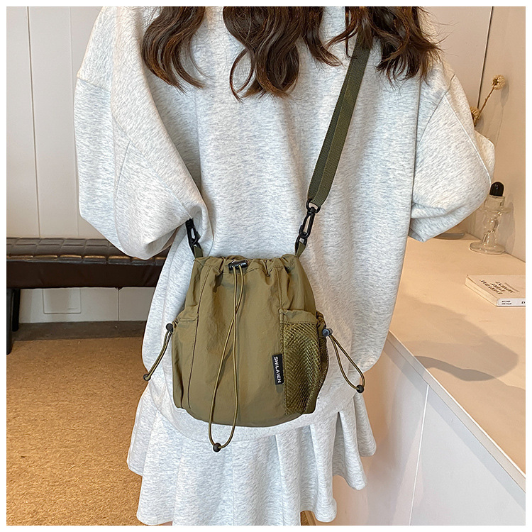 A niche design nylon fabric bag for women's 2025 new crossbody bag, a fashionable and super popular single-shoulder crossbody bucket bag with a drawstring details Picture