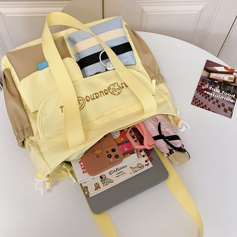 A new Japanese-style schoolgirl handbag with a fresh, sweet and cute look. It's a color-matched crossbody bag for college students going out for shopping Application Scenario