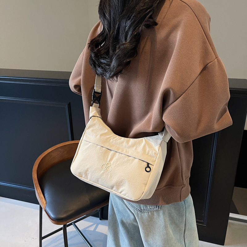 Casual, light and artistic Japanese-style single-shoulder bag, fashionable and Instagram-trendy Korean-style versatile small bag, commuting crossbody bag full figure