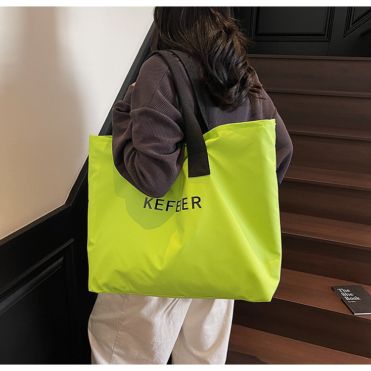A new versatile travel bag, a large-capacity fabric bag for college students' commuting to class, and a lightweight and casual tote bag full figure