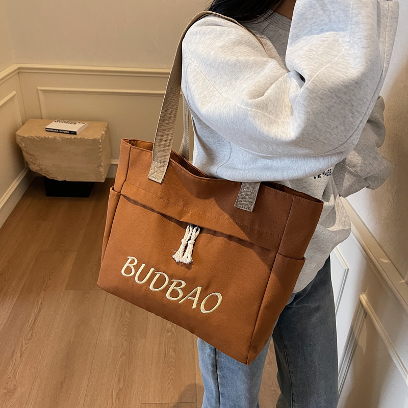 New large-capacity versatile shoulder bag, fashionable handbag, student commuting bag for classes, light and simple tote bag full figure