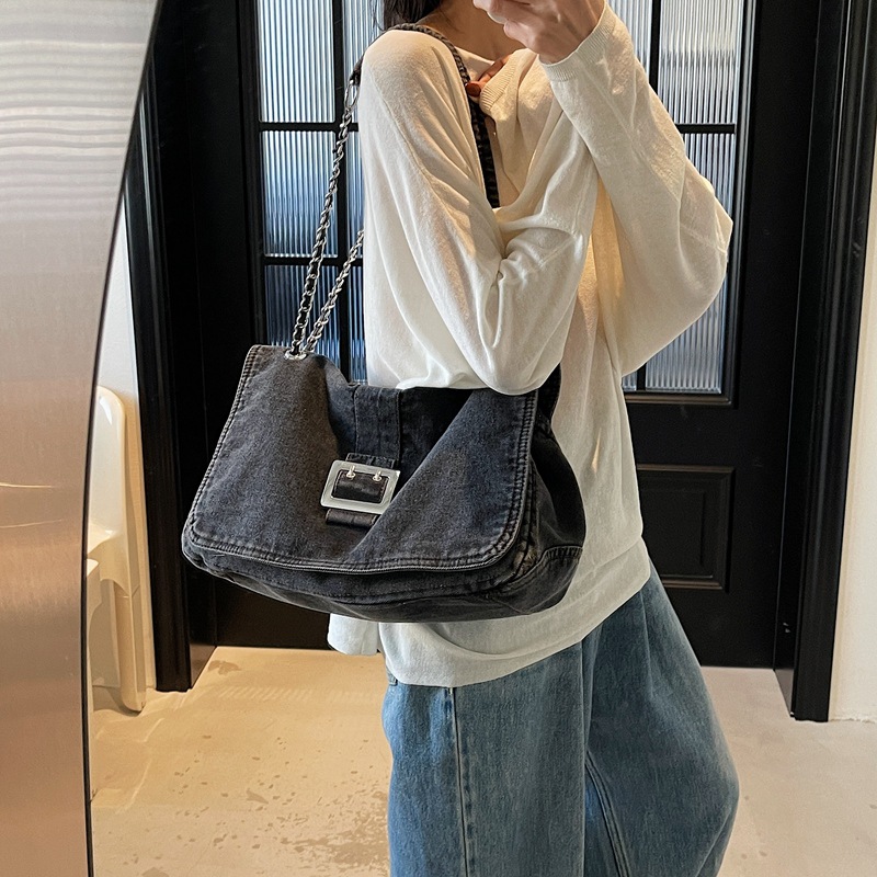 Denim bag for Girls 2025 New style, fashionable large-capacity chain single-shoulder bag, high-end class commuting tote bag details Picture