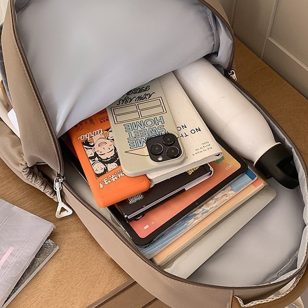 New high-appearance-level college-style color-blocking backpack, casual, simple, lightweight, versatile for commuting, large-capacity backpack Application Scenario