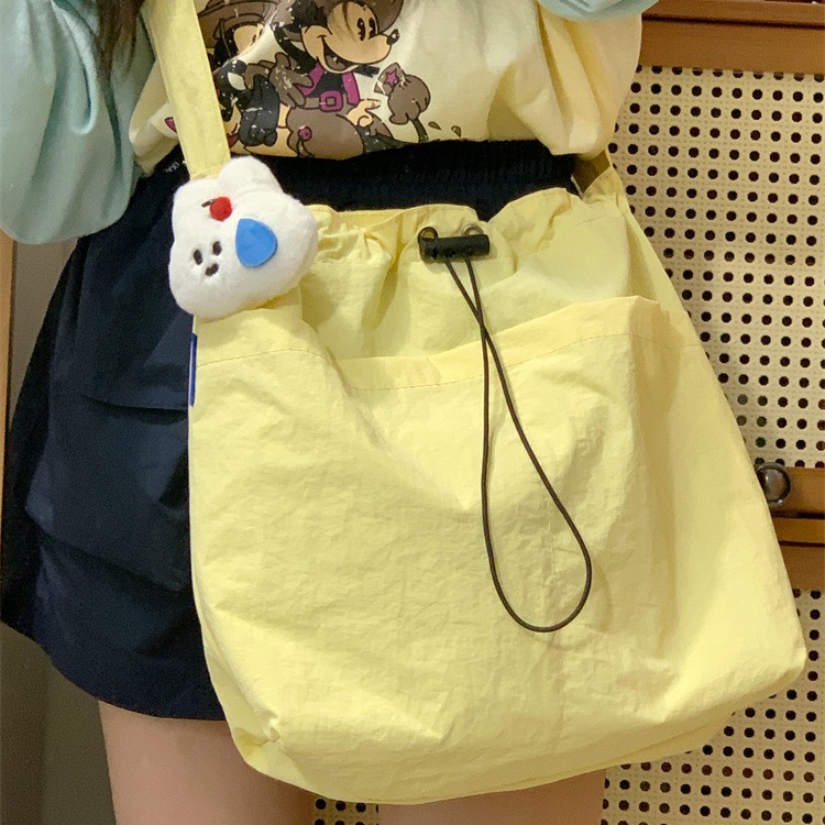 A new high-appeal ins solid color crossbody bag for women, featuring a casual, simple and lightweight design for commuting with a large capacity drawstring crossbody details Picture
