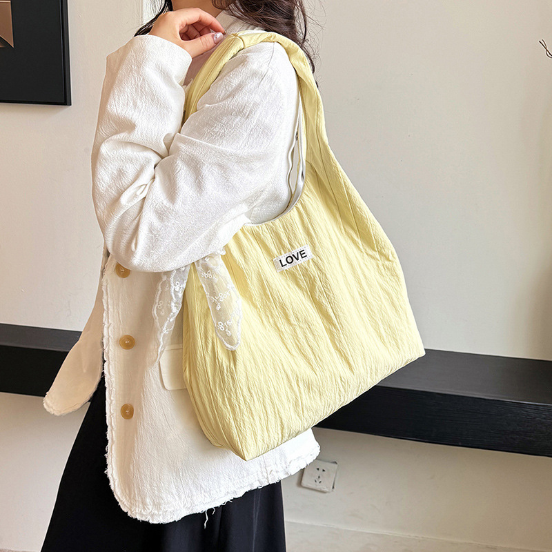 This large-capacity bag is a versatile choice for women in spring and summer. It's a new 2025 style single-shoulder fabric bag for young girls, featuring a laid-back and casual tote bag for classes details Picture