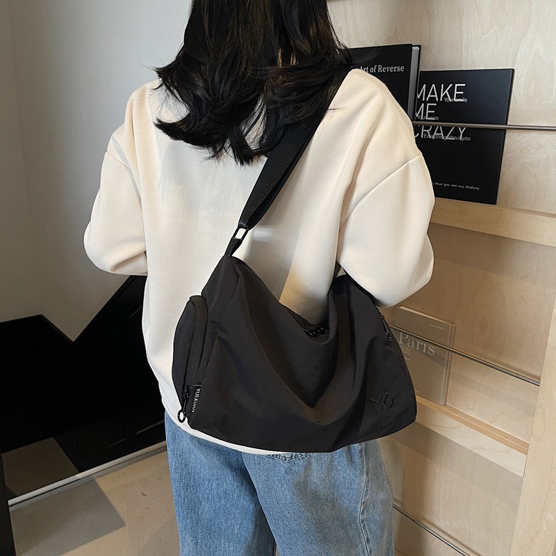 New 2025 simple and versatile commuter bag, ins solid color casual and lightweight single-shoulder bag, large-capacity student crossbody bag full figure
