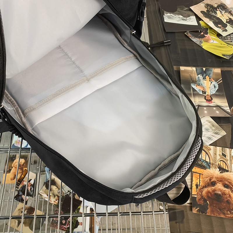 Male college students' high appearance level, niche design sense, simple and large capacity commuting backpack, female high school students' backpack Application Scenario