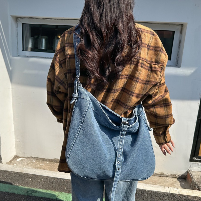 New washed denim single-shoulder bag, retro workwear style, large-capacity daily commuting tote bag and crossbody bag details Picture