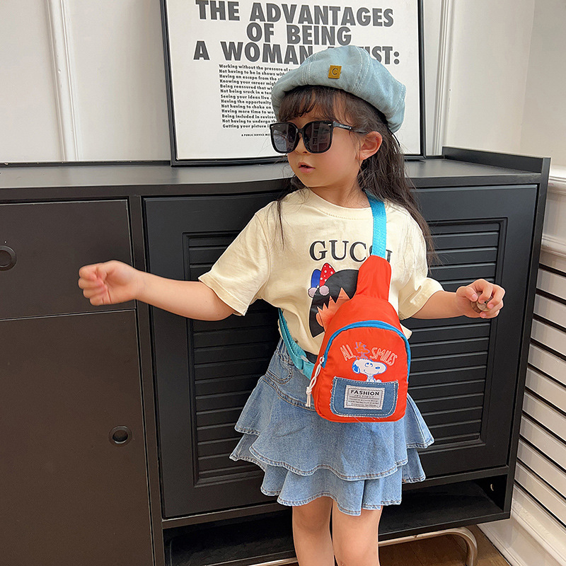 New denim Snoopy children's chest bag, versatile little girl crossbody bag, cartoon little boy coin purse Application Scenario