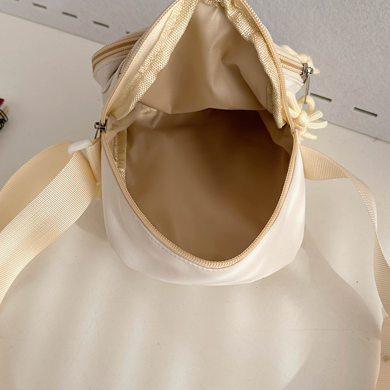 The 2025 new style of fashionable and versatile single-shoulder crossbody bag for women, large-capacity and cute commuter tote bag, casual and simple hand-carry Application Scenario