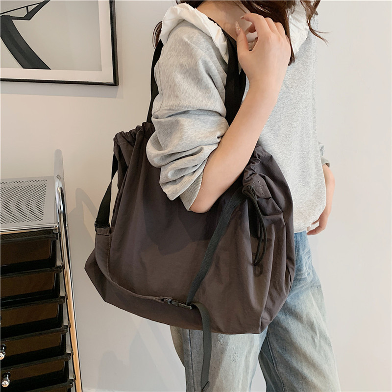 Japanese-style large-capacity single-shoulder bag, fashionable and lightweight tote bag, drawstring laid-back style pleated crossbody bag, simple and casual bag details Picture