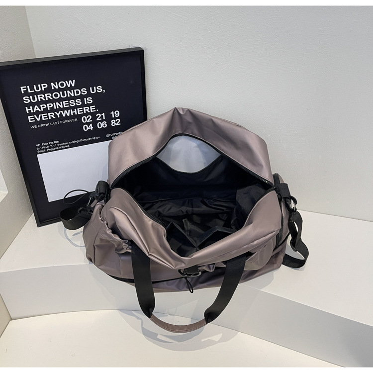 Jian Neng large-capacity fashionable short travel bag, lightweight and simple luggage bag for going out, storage sports and fitness handbag Application Scenario