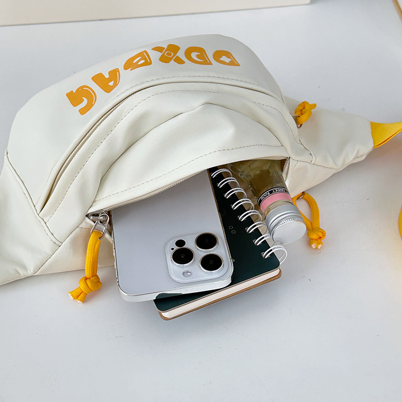 A new Korean-style canvas letter crossbody bag for women, featuring a casual, simple and lightweight design, is fashionable and versatile for commuting Application Scenario