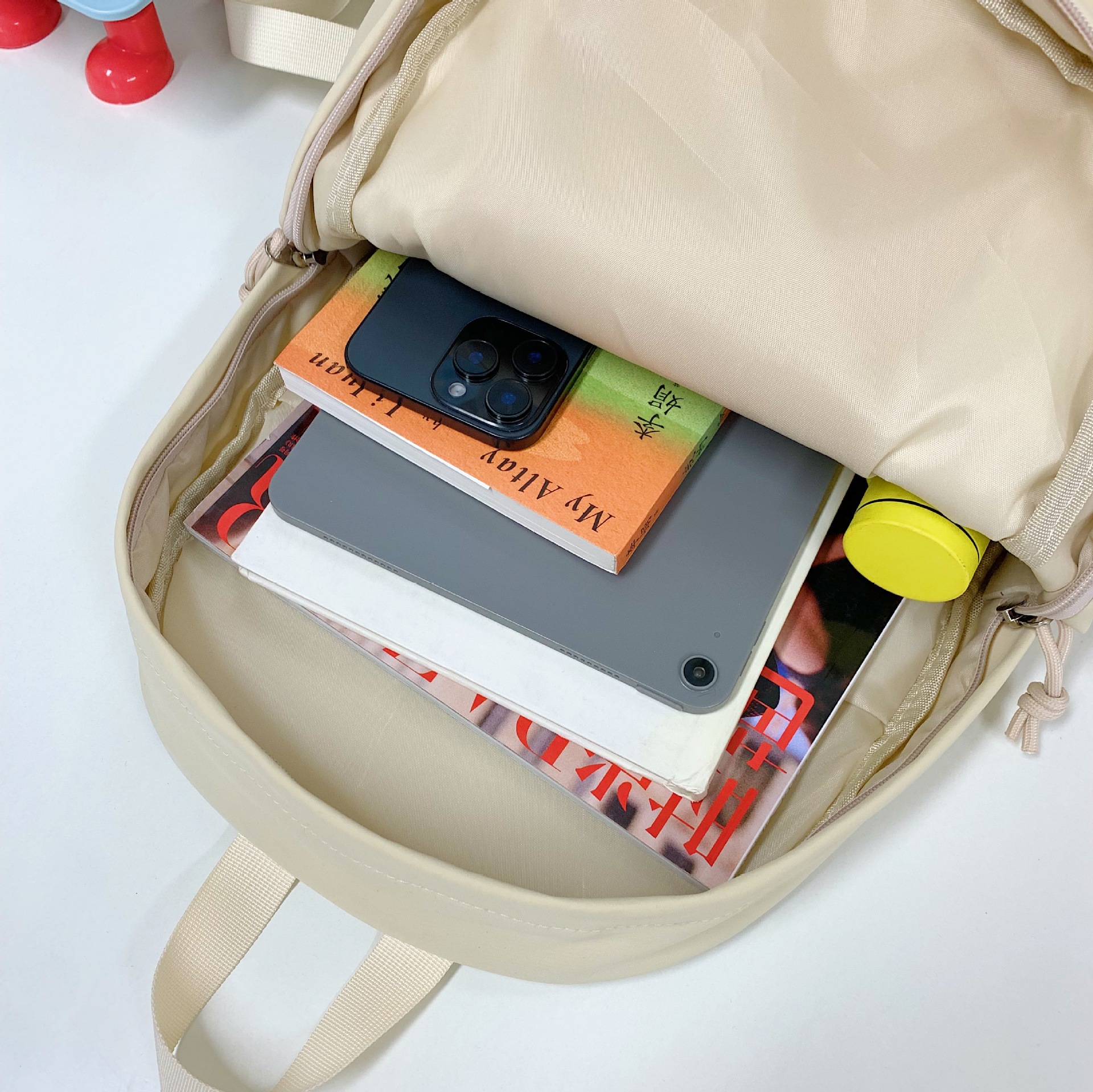 Japanese-style high appearance level solid color simple schoolbag, versatile for girls, large-capacity travel backpack, backpack for junior and senior high school students on both shoulders Application Scenario