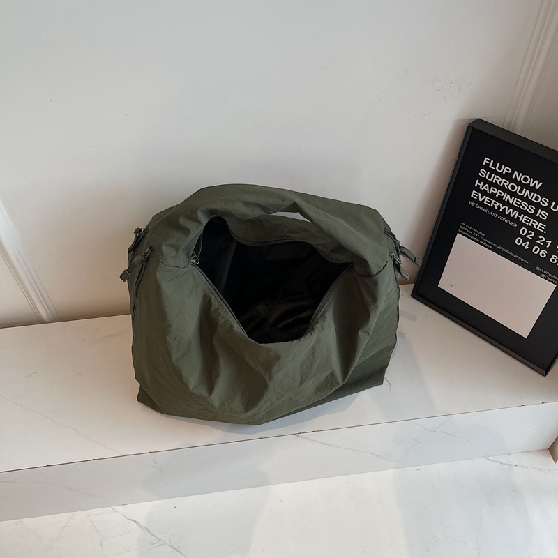 The 2025 new large-capacity versatile tote bag is simple, laid-back, lightweight, and a fashionable commuting and casual underarm bag Specification drawing