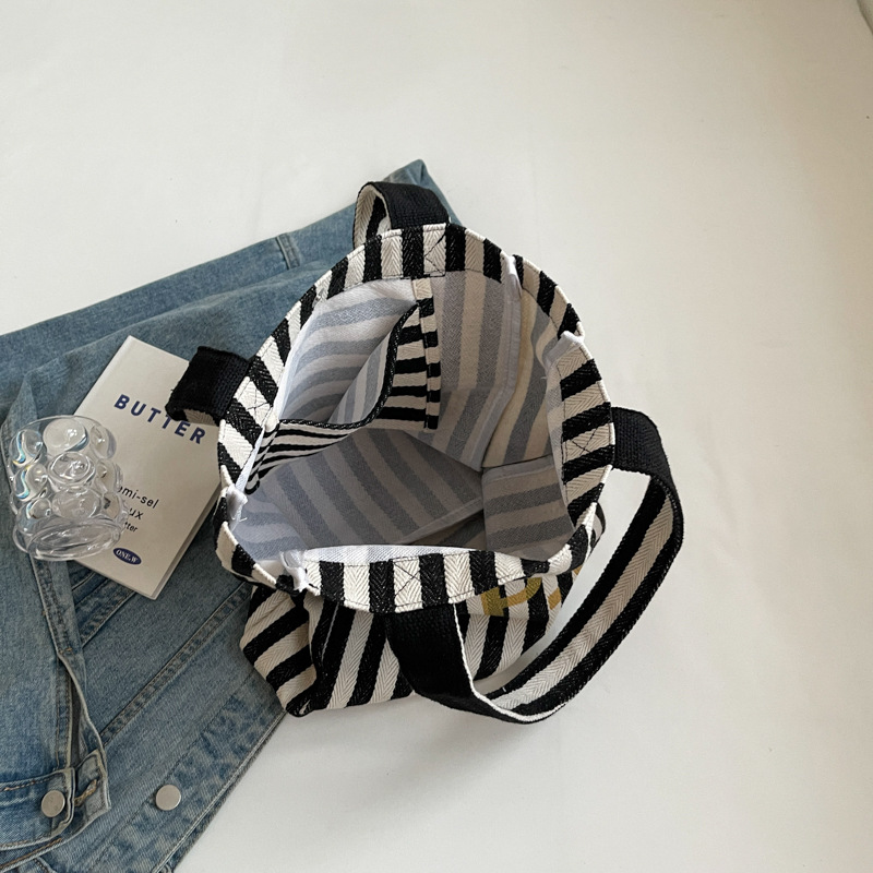 Commuter large-capacity striped canvas bag, 2024 new style women's bag, popular and versatile single-shoulder bag, college student tote bag Application Scenario
