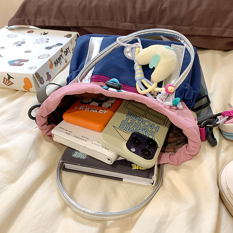A new high-appeal, retro and cute, color-blocking bucket bag from Korean Instagram, a lightweight, drawstring crossbody bag for women Application Scenario