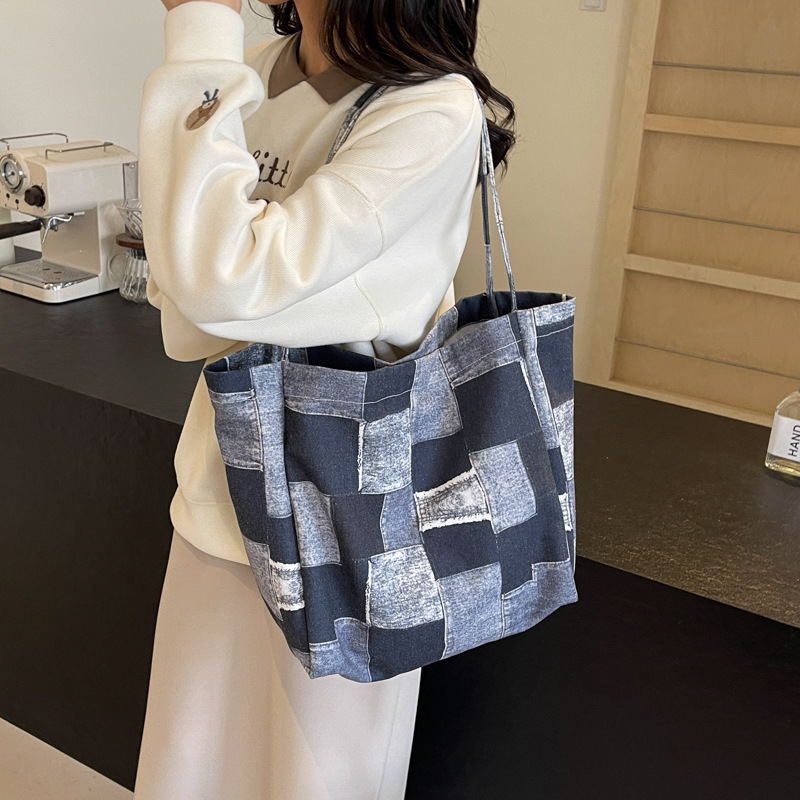A large-capacity women's 2024 new fashion denim checkered laid-back style single-shoulder commuter tote bag details Picture