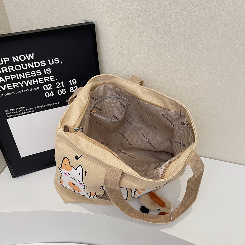 Spring 2025 new ins laid-back style large-capacity canvas bag, versatile single-shoulder student artistic cartoon tote bag Application Scenario