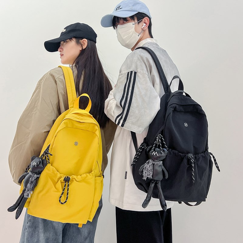 A new, stylish and cool backpack with a high aesthetic level. It is a casual, simple, lightweight and large-capacity backpack for high school and junior high school students to commute outdoors full figure