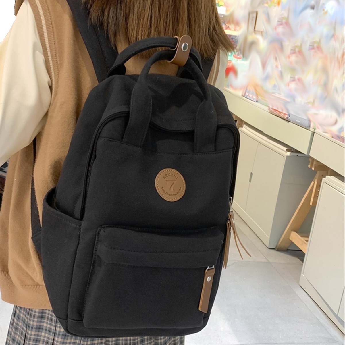 This is a new spring casual travel handbag for women, featuring a simple and elegant Korean style. It is a schoolbag for senior high school students Application Scenario