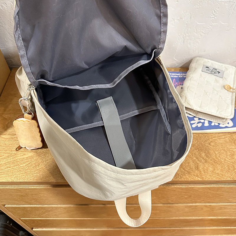 A new minimalist Japanese-style ins solid color backpack for college students, a casual campus schoolbag, and a versatile lightweight backpack for travel Application Scenario