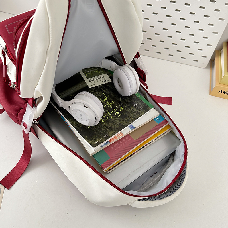 This large-capacity Japanese-style backpack is versatile for female junior and senior high school students. It is casual, simple, light, fresh and has a high level of appearance Application Scenario