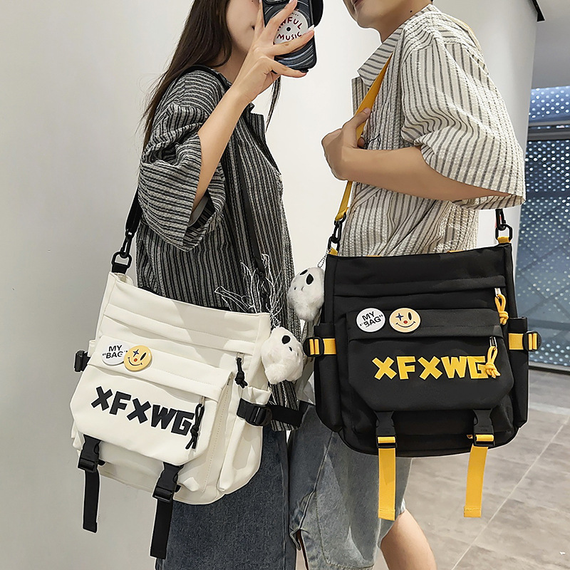A new Japanese-style ins high-appearance-level Harajuku fresh and sweet letter crossbody bag, a casual, simple and lightweight after-school crossbody bag full figure