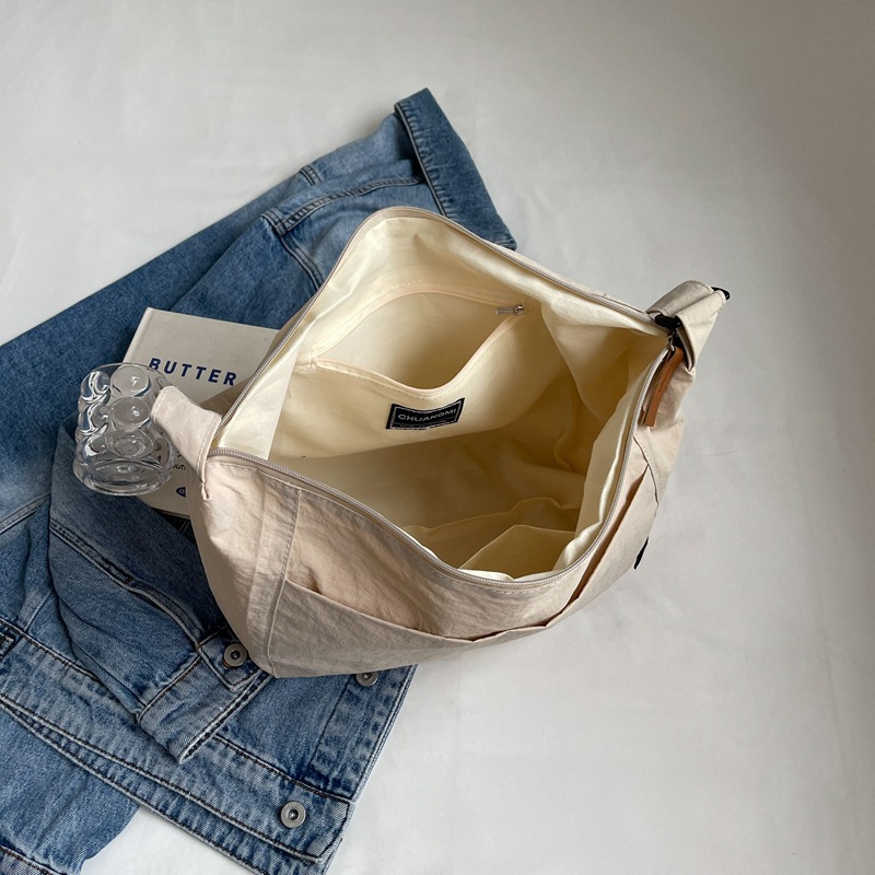 2024 New minimalist and artistic canvas bag, women's large-capacity laid-back crossbody bag, college student single-shoulder bag, commuter bag Application Scenario